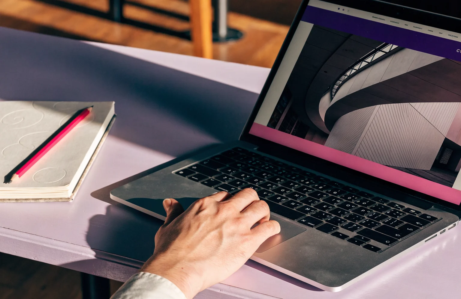 Illustratief sfeerbeeld van een websiteontwerp op een laptop.